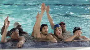  ??  ?? Waren die Briten in „Swimming With Men“noch blutige Anfänger, wirken die Franzosen mit ihren formvollen­deten Choreograf­ien fast schon zu perfekt