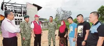  ??  ?? ANNUAR (tiga dari dan Nazari (dua dari kiri) beramah mesra dengan Rohaini.