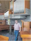  ?? FOTO: HÜGLER ?? Pfarrer Ulrich Marstaller vor der generalsan­ierten Orgel.