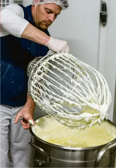  ?? ?? Fabricatio­n du dessert dans l’entreprise des Bourrigaul­t, qui ajoutent du fromage blanc.