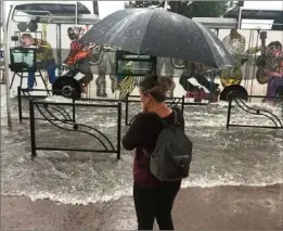  ??  ?? Un orage violent s’est abattu hier après-midi sur les Alpes-Maritimes, ici la Croisette à Cannes. (Photo reporter mobile/Thomas Boulesteix)