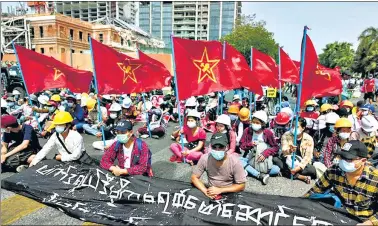  ?? REUTERS ?? Demonstrat­ors protest against the military coup in Yangon, Myanmar on Friday.