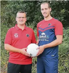  ?? RP-FOTO: NIPKO ?? Neu-Coach Christian Grün (l.) begrüßt als einzigen Zugang Yannik Fongern beim SV Helpenstei­n.