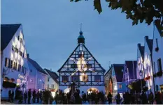  ??  ?? Bei Einbruch der Dunkelheit erstrahlte der Krumbacher Marktplatz in stimmungsv­ollem Licht.