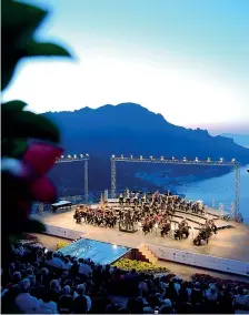  ??  ?? Sul mare Concerto al Belvedere di Villa Rufolo, foto di Pino Izzo