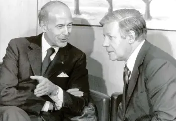  ?? Foto: Heinrich Sanden, dpa ?? Partner in der Politik, Freunde fürs Leben: Frankreich­s Präsident Valéry Giscard d’Estaing (links) und Bundeskanz­ler Helmut Schmidt, hier im Jahr 1977.