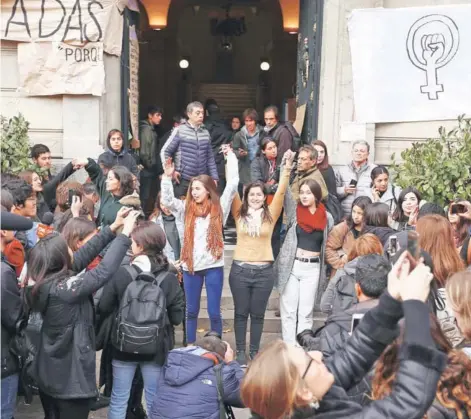  ??  ?? ► Cerca de 300 estudiante­s salieron ayer desde la toma feminista de Casa Central de la U. Católica.