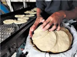  ?? FOTO: EL HERALDO ?? Las tortillas valen tres unidades por dos lempiras en cualquier establecim­iento y no verán aumento, según lo prometido por el gobierno.