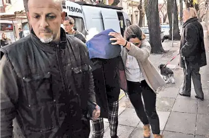  ?? MAXI FAILLA ?? Fin de la angustia. La menor llega a la Unidad Funcional de Instrucció­n de Violencia de Género, ayer./