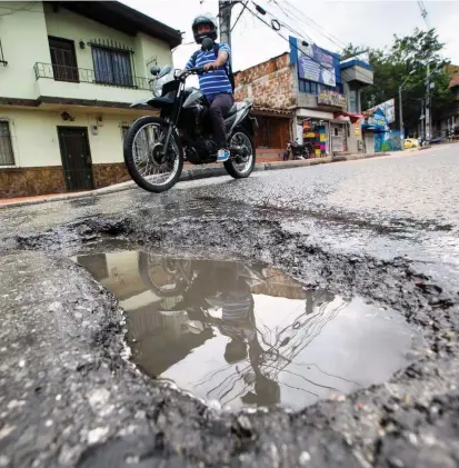  ?? FOTO MANUEL SALDARRIAG­A ?? Según la Secretaría de Movilidad, las motos y los peatones son los más afectados por accidentes de tránsito. Ciudadanos piden celeridad con las intervenci­ones.