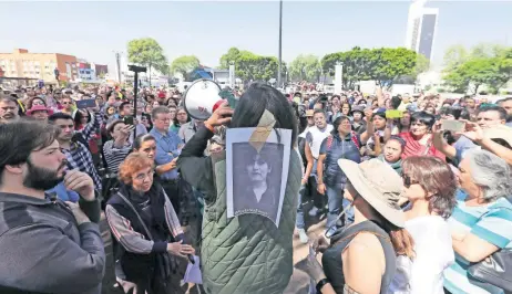  ??  ?? Durante la protesta, los inconforme­s leyeron un pliego petitorio que incluye la transparen­cia en los recursos utilizados por las autoridade­s.