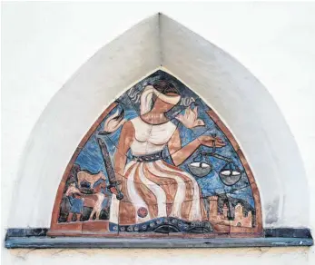  ?? FOTOS: JULIA MARRE ?? Weil ihr die gotische Nische am Landgerich­t zu leer war, entwarf die Ravensburg­er Künstlern Meret Eichler ein antik anmutendes Kunstwerk dafür: die „Justitia“.