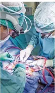  ?? FOTO: IMAGO ?? 16 242 Senioren über 80 wurden 2017 am Herzen operiert.
