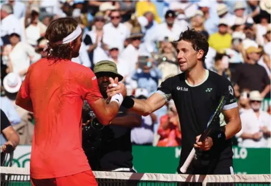  ?? Foto: Denis Balibouse, Reuters/ntb ?? U Casper Ruud gratulerer Stefanos Tsitsipas etter søndagens finale i Monte-carlo Masters. Grekeren vant i strake sett.