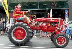  ?? GLENN JEFFREY/STUFF ?? The crowd, and those on the floats, enjoy the parade on Saturday in New Plymouth