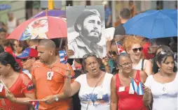  ?? JACK GRUBER/USA TODAY ?? Cubans gather at historic Cespedes Park in Santiago on Dec. 3, 2016, the week after Cuba’s longtime charismati­c leader died.