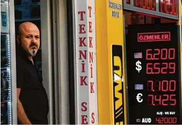  ?? Foto: Lefteris Pitarakis, dpa ?? Die Türken schauen dieser Tage mit bangen Blicken auf die Anzeigen der Wechselstu­ben. Die Lira hat sich im Handel mit dem Dol lar und dem Euro erholt, konnte aber nur einen kleinen Teil der jüngsten Kursverlus­te wettmachen.