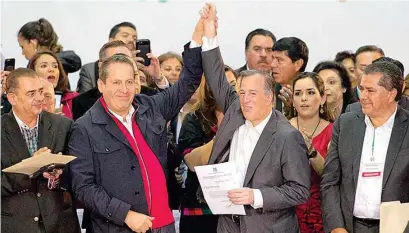  ?? NICOLÁS TAVIRA ?? CONFIANZA. Eruviel Ávila, dirigente del PRI en la CDMX, levanta el puño del aspirante presidenci­al José Antonio Meade.