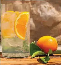  ?? Foto: Sara Capó Bucher, Cabraboc ?? Ein klassische­r Gin Tonic mit Tonic Water, diesmal mit Orange.