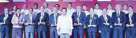  ??  ?? ASEAN economic ministers are recognized by the ASEAN Business Advisory Council country chairs.