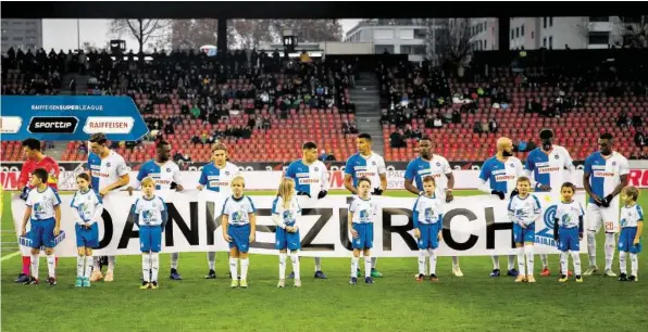  ?? KEYSTONE ?? Die GC-Spieler bedankten sich vor dem Heimspiel gegen St. Gallen bei den Zürcher Wählerinne­n und Wählern.