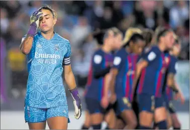  ?? ?? Misa se lamenta después de uno de los goles del Barcelona.