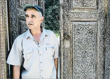  ?? XAVIER MAS DE XAXÀS ?? Yosif Talmaso, en la puerta que da acceso a la sinagoga Gumbaz, en la parte vieja de Samarkanda