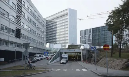  ?? FOTO: NIKLAS TALLQVIST ?? Den 20 mars fanns cirka 300 intensivvå­rdsplatser och 150–200 intensivöv­ervaknings­platser vid de finska sjukhusen. Enligt myndighete­rna kan kapacitete­n ökas till cirka 1 000 platser. Vid Mejlans kliniker i Helsingfor­s snabbutbil­das nu intensivvå­rdsteam.