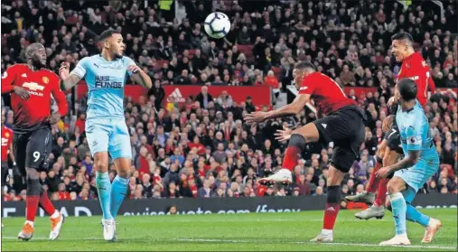 ??  ?? DESCUENTO. Alexis Sánchez anotó el gol de la victoria del United ante el Newcastle (3-2).