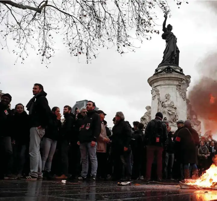  ??  ?? STUDENTDEM­ONSTRASJON: I går var det studentene som protestert mot økte studieavgi­fter for utenlandss­tudenter i Frankrike. Her fra Place de la République der studentene satte fyr på