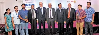  ??  ?? BOC “C” team Dhanushka Sumathirat­hne as the team leader, Kaushalya Wanniarach­chi, Sachith Gurugamage, Supun Liyanage and Chathura Athukorala with the Chief Guest, Governor, Central Bank of Sri Lanka Dr.indrajit Coomaraswa­my (center). The Bank of...