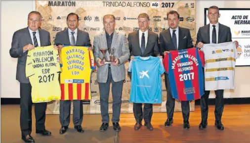  ??  ?? CON EL MARATON. Fernando Roig, Anil Murthy, Paco Raga, Xicu Costa, Quico Catalán y Vicente Sanz.