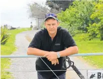  ?? Photo / Peter de Graaf ?? Warren Clark at one of two locked gates thieves cut through on Mangakahia Rd, Kaikohe, before taking all his tools.