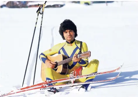  ?? FOTO: IMAGO ?? Heiße Lieder im kalten Schnee: Schlagersä­nger Costa Cordalis (Griechenla­nd) bearbeitet am Rande einer Skilanglau­ftour seine Gitarre.