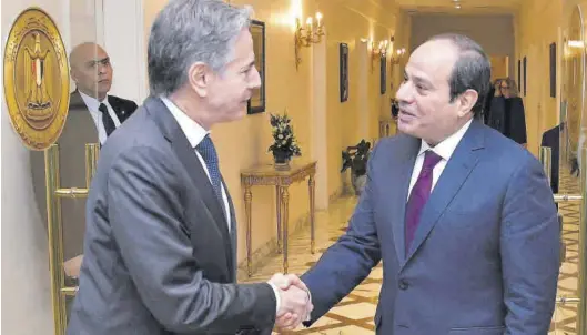  ?? EFE ?? El secretario de Estado de EEUU Antoni Blinken y el presidente egipcio Al Sisi, ayer en El Cairo. ◁◁◁