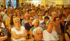  ??  ?? Le public est venu nombreux à la Collégiale grâce à des navettes gratuites pour éviter les encombreme­nts.