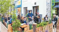  ?? FOTO: IMAGO-IMAGES ?? Bis zu 16 Personen können in Österreich draußen wieder ohne Einschränk­ungen miteinande­r essen gehen.