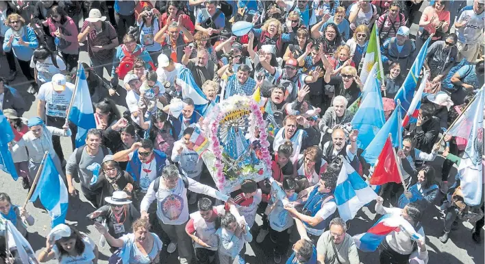  ?? JORGE SÁNCHEZ ?? A pleno sol. En la tarde de ayer, miles de fieles iban a pie hacia la Basílica de Luján. Hubo unos siete mil voluntario­s para atender las heridas de los peregrinos.