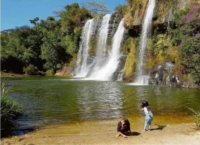  ?? Divulgação ?? Crianças no acesso à Cachoeira da Fumaça, que fica a 3 km do centro de Carrancas (MG); é um complexo com várias cascatas, uma queda principal de 15 m de altura e piscinas naturais ao redor