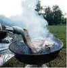  ??  ?? Grillen an einem Sommeraben­d ist nicht in allen Thüringer Städten so ohne Weiteres auf den Grünfläche­n erlaubt. Foto: dpa