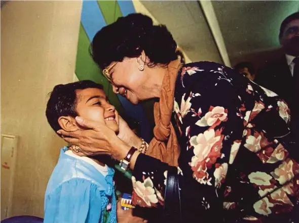  ?? PIC BY HAMSIAH ABU BAKAR ?? The prime minister’s wife, Tun Dr Siti Hasmah Mohd Ali, sharing a warm moment with a child at an orphanage in Baghdad, Iraq, in the early 2000s.