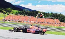  ?? AFP. ?? Cerca de 30.000 holandeses asistieron ayer a la cercana Austria para apoyar al piloto Max Verstappen, de 20 años, ganador de la fecha.