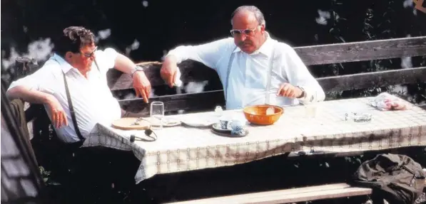  ?? Foto: ullstein ?? Brotzeit unter „Männerfreu­nden“: Franz Josef Strauß und Helmut Kohl bei einer ihrer legendären Wanderunge­n.