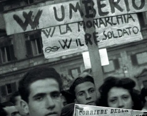  ??  ?? Sopra, manifestan­ti meridional­i in piazza a favore della Monarchia. A destra, un’immagine di esultanza dopo la vittoria della Repubblica