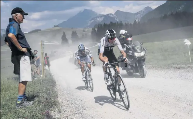  ??  ?? PINCHAZO SOBRE LA TIERRA. Chris Froome sufrió una avería en el tramo de grava del Plateau des Glières, pero ningún rival intentó aprovechar el incidente.