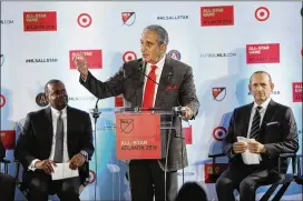  ?? MUNDOHISPA­NICO ?? Atlanta United owner Arthur Blank (center), flanked by Mayor Kasim Reed (left) and MLS Commission­er Don Garber, discusses the 2018 MLS All Star game.