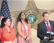  ?? BROOKE BAITTINGER /STAFF ?? Cynthia Moffet’s sisters, from left, Patti Shrum and Julie Moffet Coker, and lead detective Jeff Weissman speak about the unsolved murder of Cynthia.