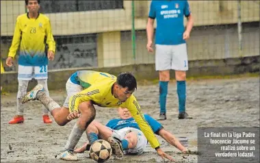  ?? Fotos: Gustavo Guamán / EXTRA y cortesía ?? La final en la liga Padre Inocencio Jácome se
realizó sobre un verdadero lodazal.