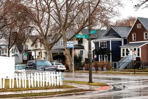  ?? ARMANDO L SANCHEZ / CHICAGO TRIBUNE ?? Rain falls in the 5th Ward on Tuesday in Evanston, Illinois. The Evanston City Council recently passed a reparation­s program plan.