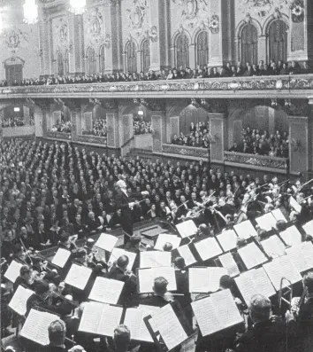  ?? Foto: Rudolf Kessler/BPH ?? Das Orchester ist gebannt, das Publikum nicht weniger: Wilhelm Furtwängle­r dirigiert die Berliner Philharmon­iker in der Alten Philharmon­ie in Berlin, die 1944 im Bombenhage­l unterging.